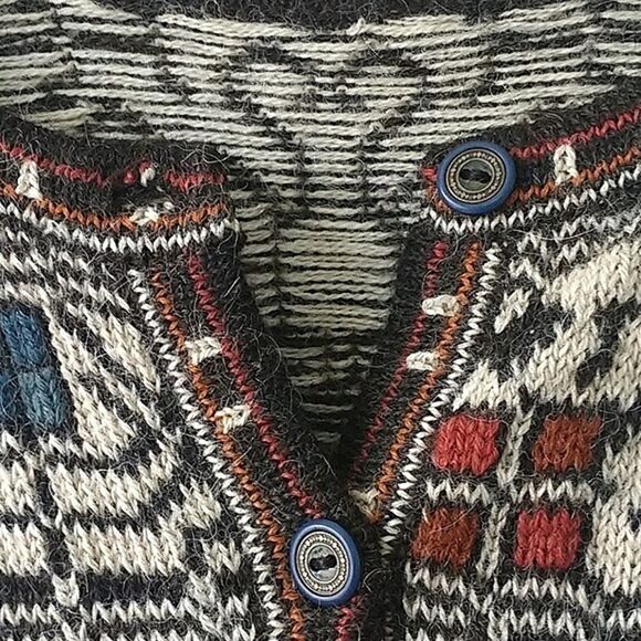 Geometric Patterned Black and White Women's Top - Picture 4 of 7